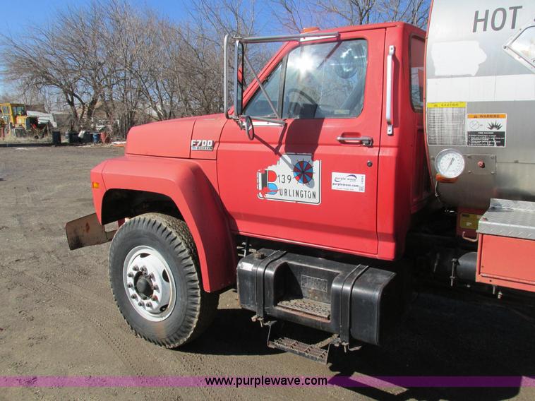 image for item I4044 1994 Ford F700 oil distributor truck