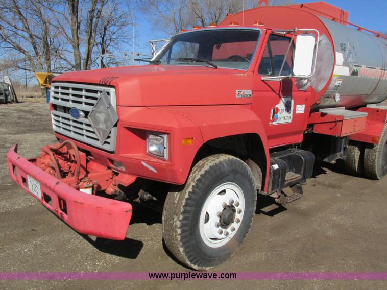 image for item I4044 1994 Ford F700 oil distributor truck
