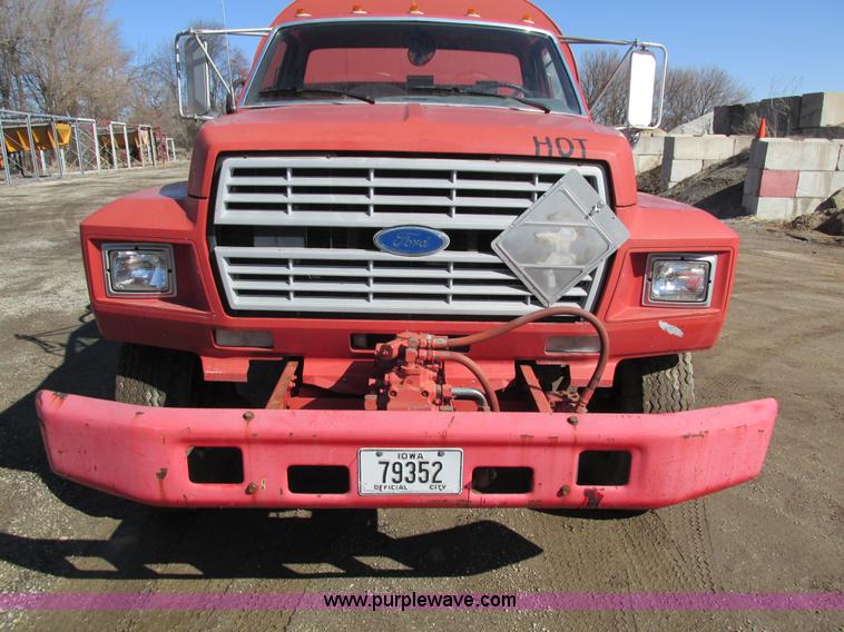 image for item I4044 1994 Ford F700 oil distributor truck
