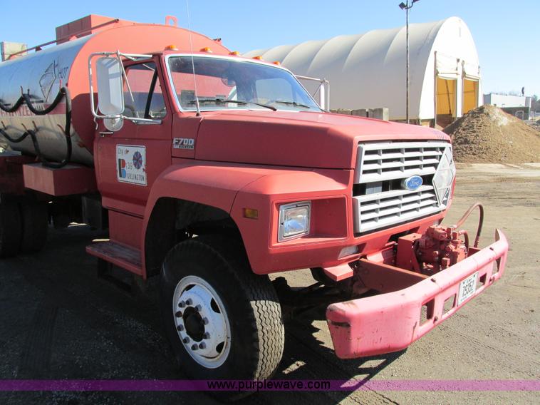 image for item I4044 1994 Ford F700 oil distributor truck