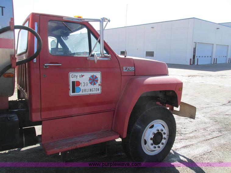 image for item I4044 1994 Ford F700 oil distributor truck
