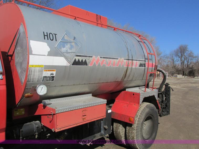 image for item I4044 1994 Ford F700 oil distributor truck