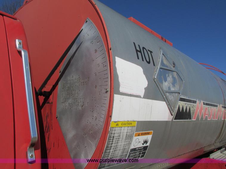 image for item I4044 1994 Ford F700 oil distributor truck