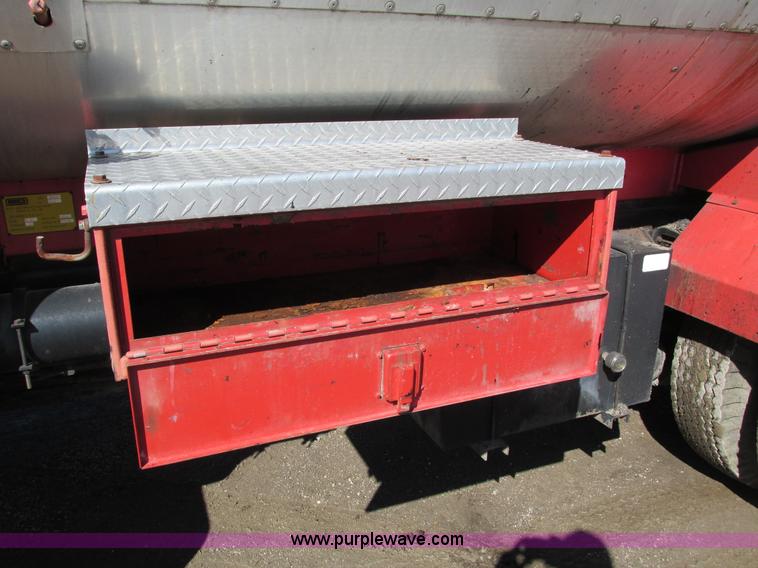 image for item I4044 1994 Ford F700 oil distributor truck