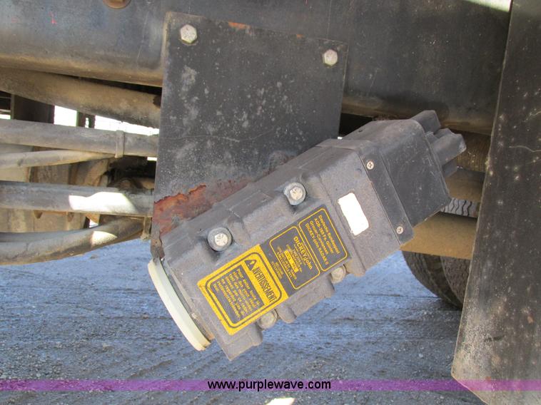 image for item I4044 1994 Ford F700 oil distributor truck