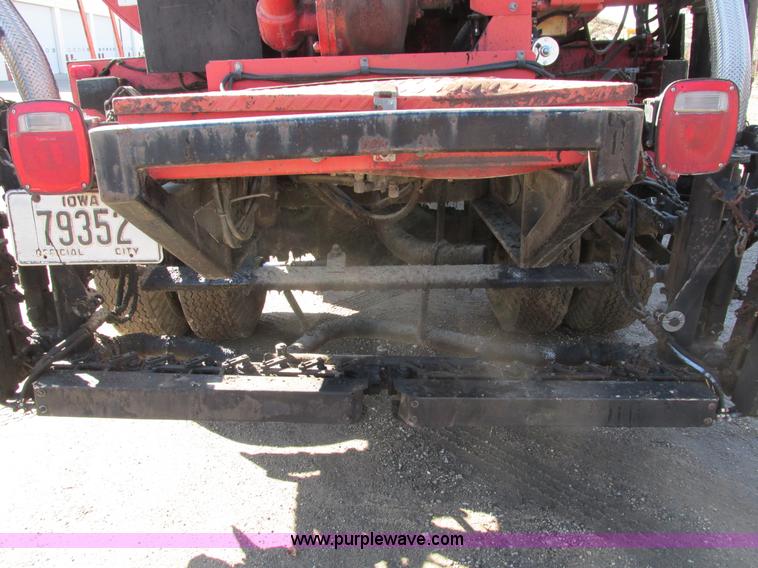 image for item I4044 1994 Ford F700 oil distributor truck