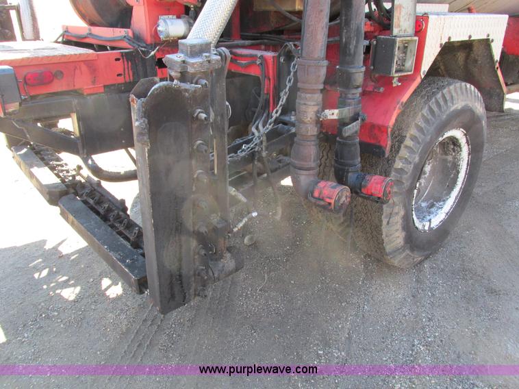 image for item I4044 1994 Ford F700 oil distributor truck