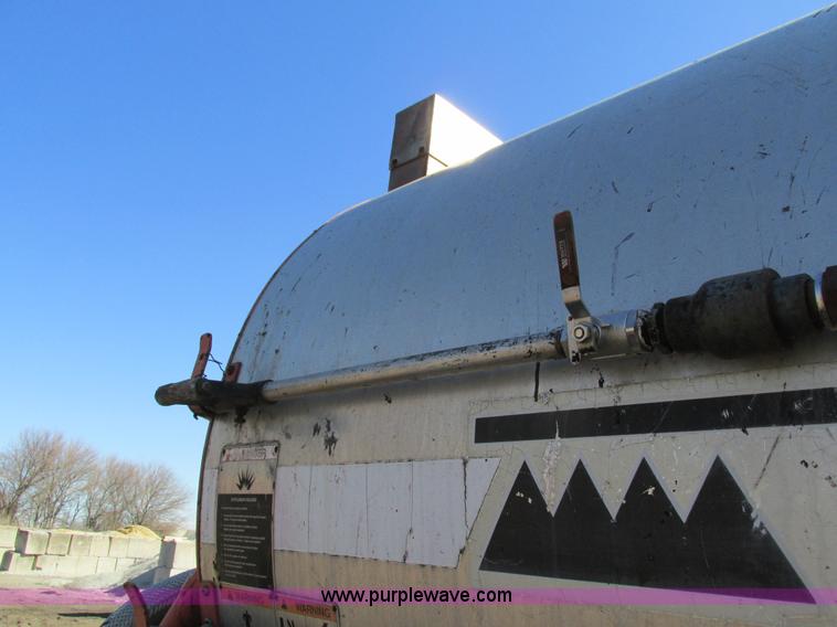 image for item I4044 1994 Ford F700 oil distributor truck