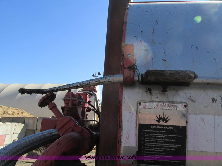 image for item I4044 1994 Ford F700 oil distributor truck