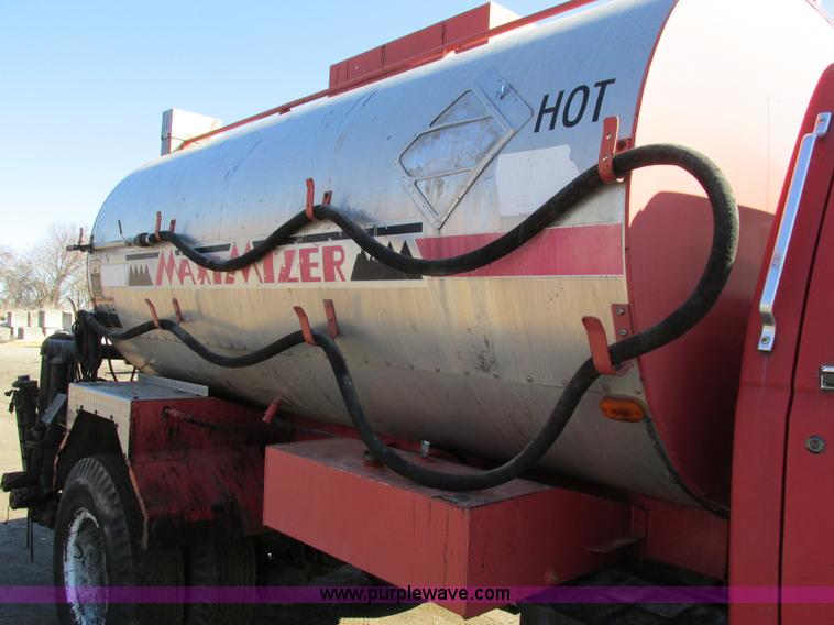 image for item I4044 1994 Ford F700 oil distributor truck