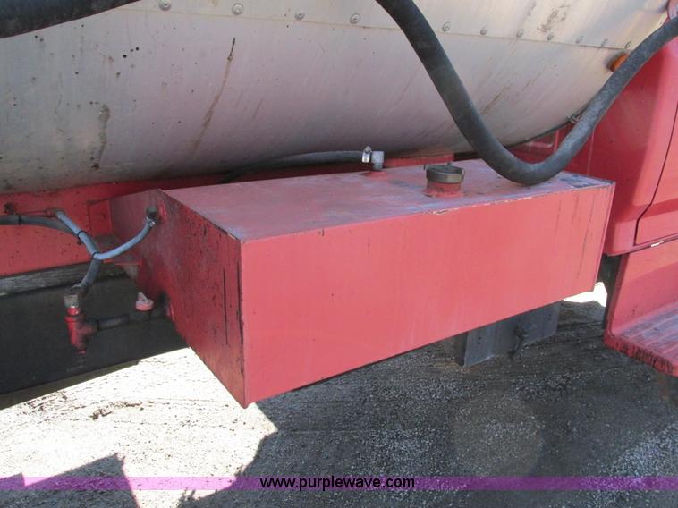 image for item I4044 1994 Ford F700 oil distributor truck