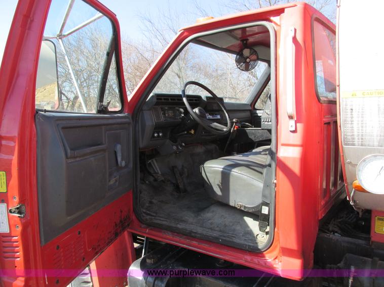 image for item I4044 1994 Ford F700 oil distributor truck