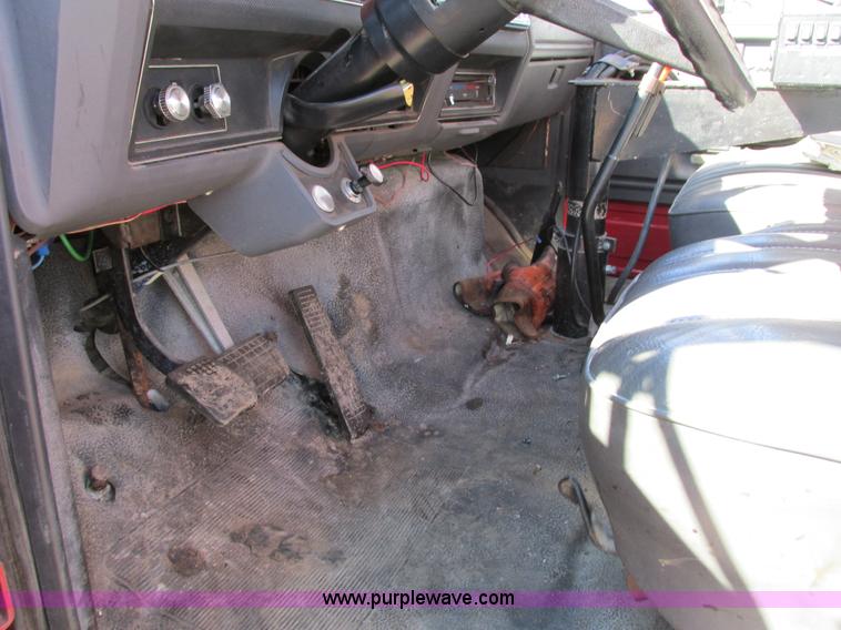 image for item I4044 1994 Ford F700 oil distributor truck