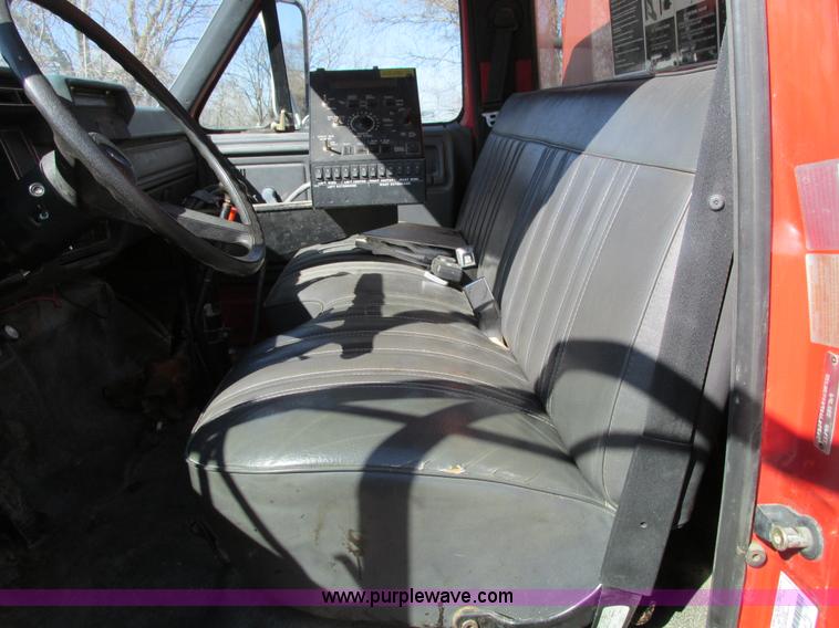 image for item I4044 1994 Ford F700 oil distributor truck