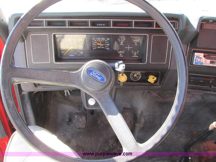 image for item I4044 1994 Ford F700 oil distributor truck