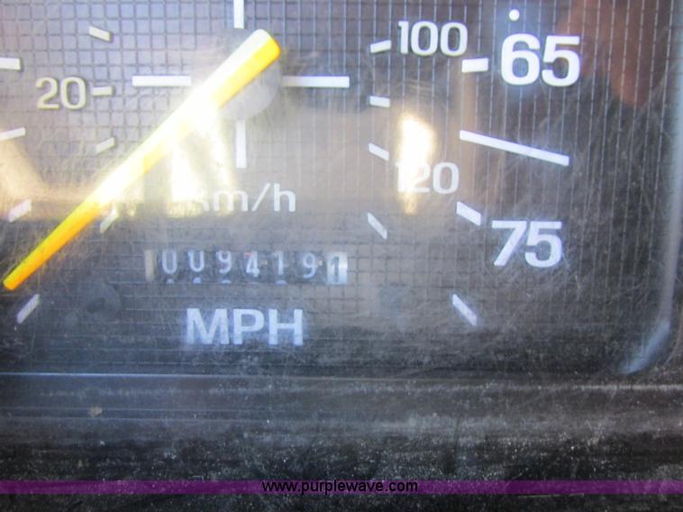 image for item I4044 1994 Ford F700 oil distributor truck