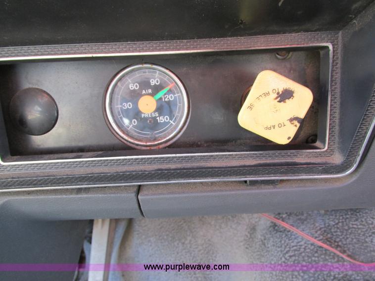 image for item I4044 1994 Ford F700 oil distributor truck