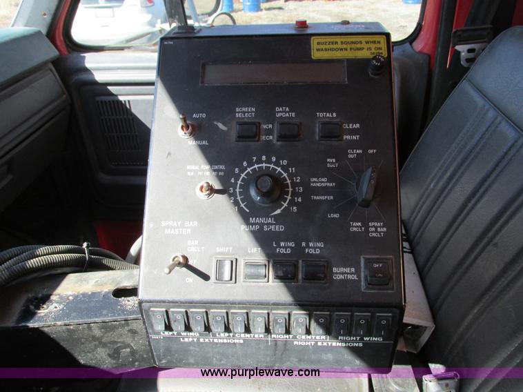 image for item I4044 1994 Ford F700 oil distributor truck