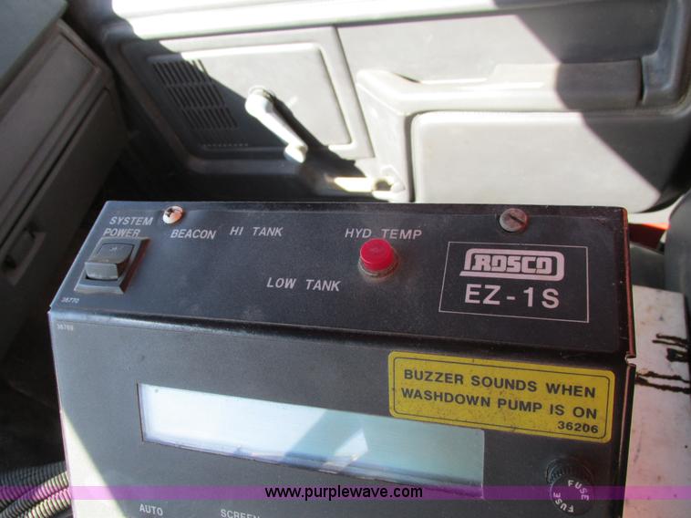 image for item I4044 1994 Ford F700 oil distributor truck