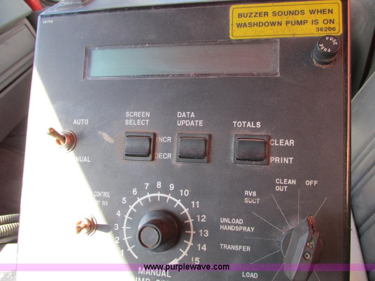 image for item I4044 1994 Ford F700 oil distributor truck