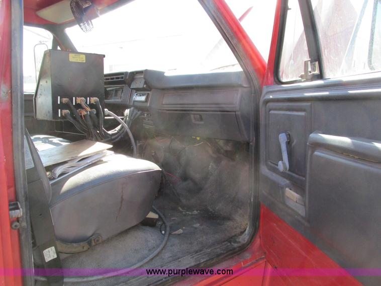 image for item I4044 1994 Ford F700 oil distributor truck