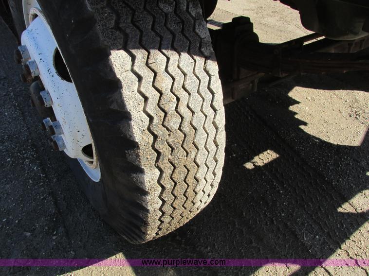 image for item I4044 1994 Ford F700 oil distributor truck