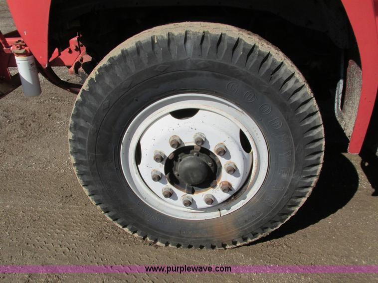 image for item I4044 1994 Ford F700 oil distributor truck