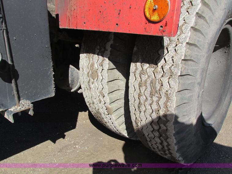 image for item I4044 1994 Ford F700 oil distributor truck