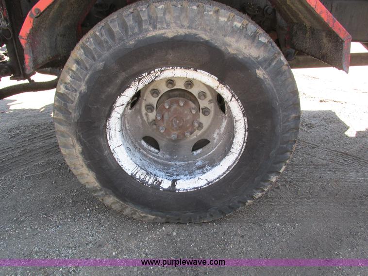 image for item I4044 1994 Ford F700 oil distributor truck