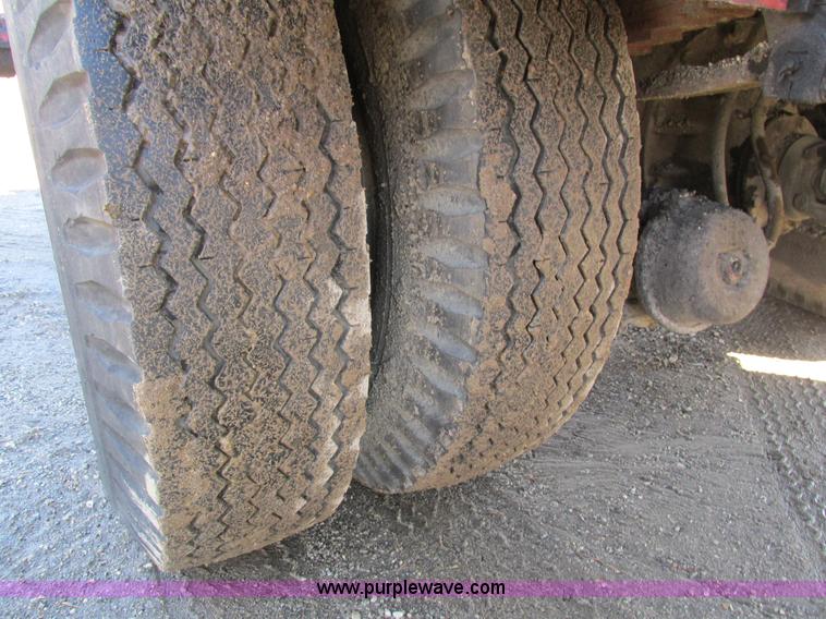 image for item I4044 1994 Ford F700 oil distributor truck