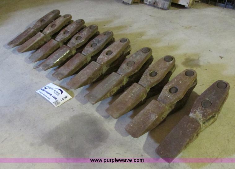 image for item I4060 Assorted bucket attachments