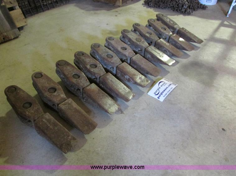 image for item I4060 Assorted bucket attachments