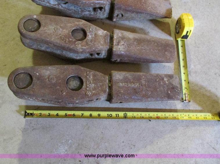 image for item I4060 Assorted bucket attachments