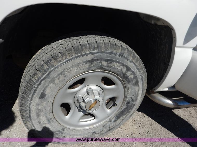 image for item I5019 2002 Chevrolet Silverado 1500 Ext. Cab pickup truck