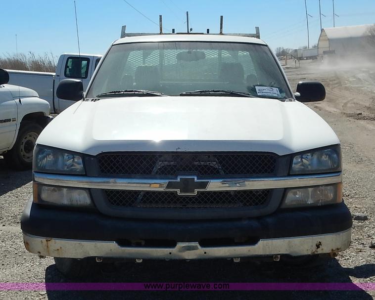 image for item I5021 2004 Chevrolet Silverado 1500 pickup truck