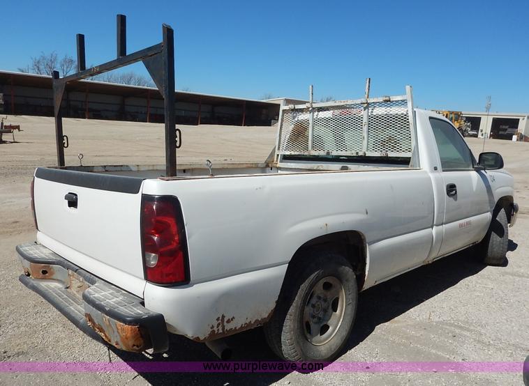 image for item I5021 2004 Chevrolet Silverado 1500 pickup truck