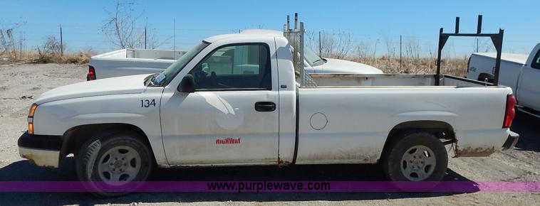 image for item I5021 2004 Chevrolet Silverado 1500 pickup truck