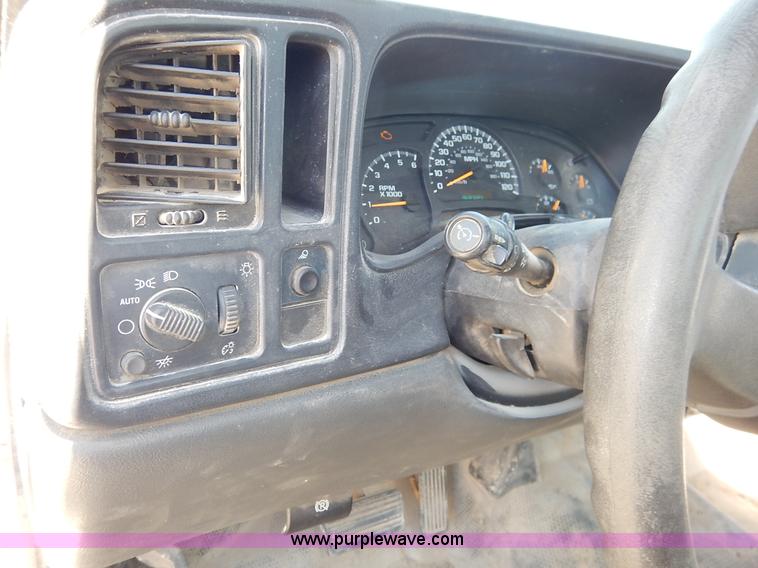 image for item I5021 2004 Chevrolet Silverado 1500 pickup truck