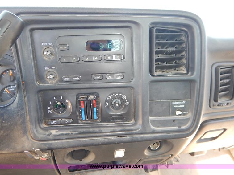 image for item I5021 2004 Chevrolet Silverado 1500 pickup truck