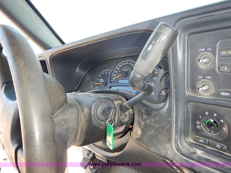 image for item I5021 2004 Chevrolet Silverado 1500 pickup truck