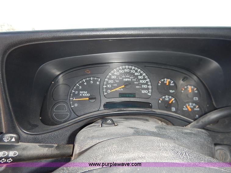 image for item I5021 2004 Chevrolet Silverado 1500 pickup truck