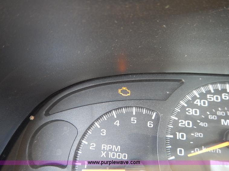 image for item I5021 2004 Chevrolet Silverado 1500 pickup truck