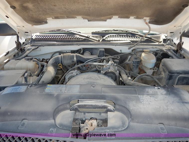 image for item I5021 2004 Chevrolet Silverado 1500 pickup truck