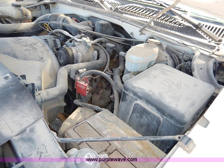 image for item I5021 2004 Chevrolet Silverado 1500 pickup truck