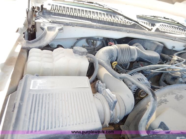 image for item I5021 2004 Chevrolet Silverado 1500 pickup truck