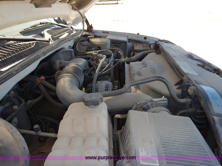 image for item I5021 2004 Chevrolet Silverado 1500 pickup truck