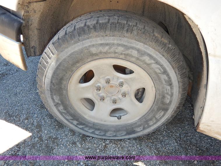 image for item I5021 2004 Chevrolet Silverado 1500 pickup truck