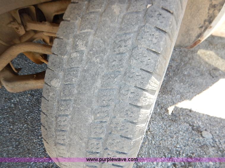 image for item I5021 2004 Chevrolet Silverado 1500 pickup truck