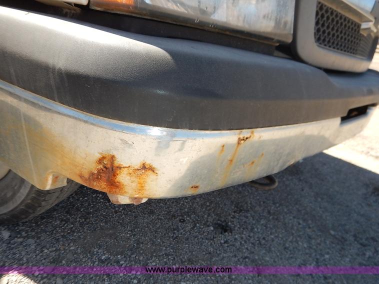 image for item I5021 2004 Chevrolet Silverado 1500 pickup truck