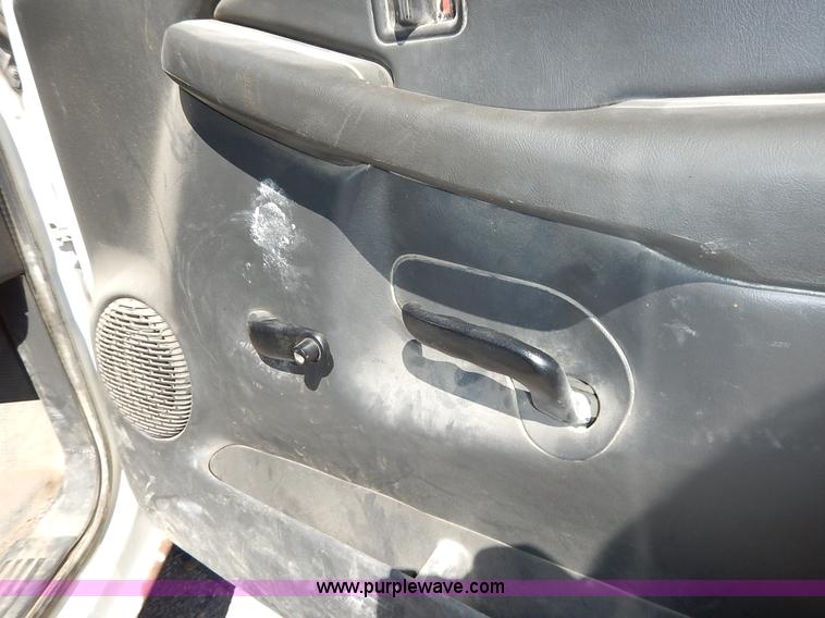 image for item I5021 2004 Chevrolet Silverado 1500 pickup truck